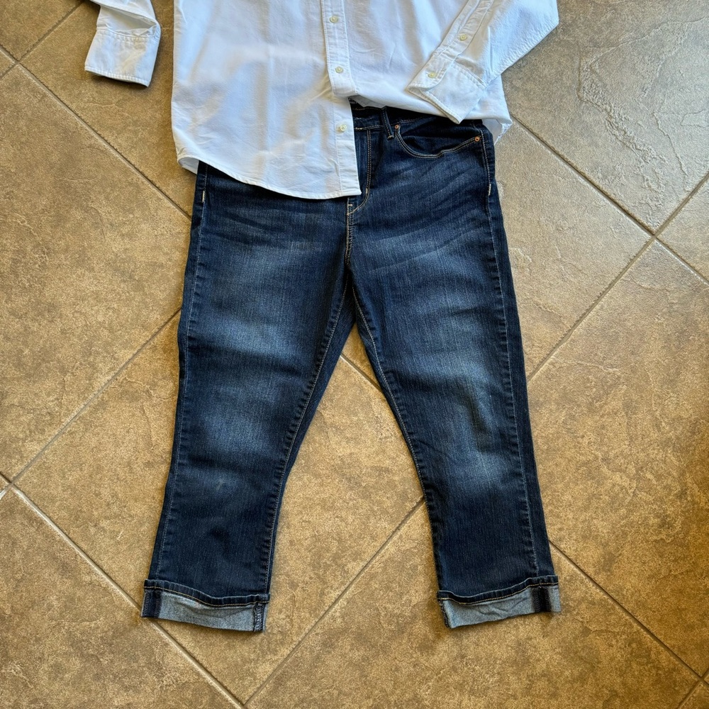 Like New -Levi Signature Modern Capri - Picture 5 of 13